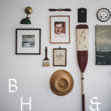 Interior photography in the living room of a houseboat with frames, pictures and a wooden oar as wall decoration