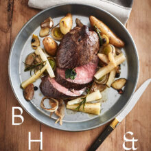 hirschruecken-528-11-2016-neon-fotografie Food photography of deer back cooked by Michelin star chef Harald Rüssel