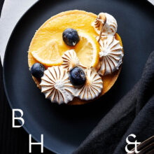 Lemon curd tartlet with meringues and blueberries - Food photography Anna Schneider