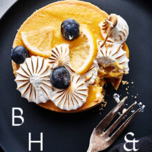 Lemon curd tartlet with meringues and blueberries - Food photography Anna Schneider