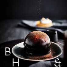 Chocolate mirror glaze tartlet powder with cocoa - Food photography Anna Schneider