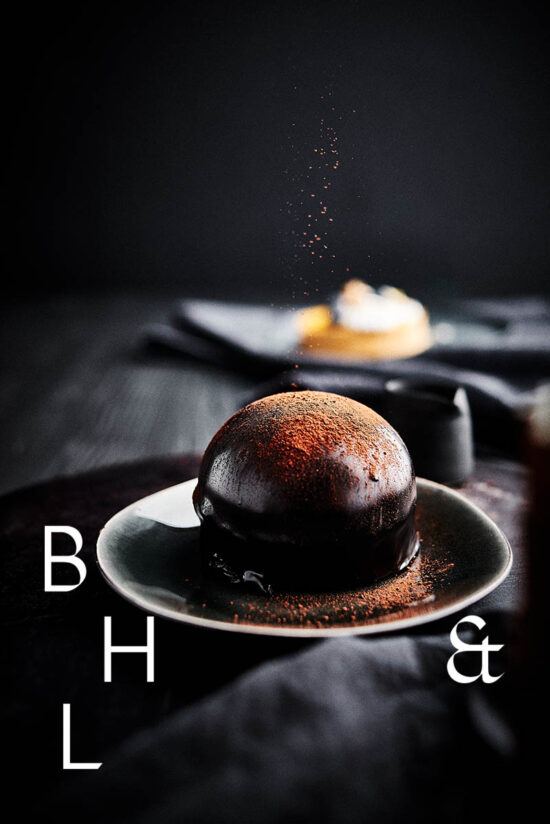 Chocolate mirror glaze tartlet powder with cocoa - Food photography Anna Schneider