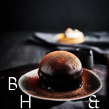 Chocolate mirror glaze tartlet powder with cocoa - Food photography Anna Schneider