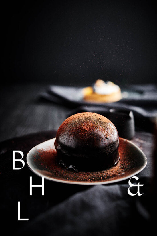 Chocolate mirror glaze tartlet powder with cocoa - Food photography Anna Schneider